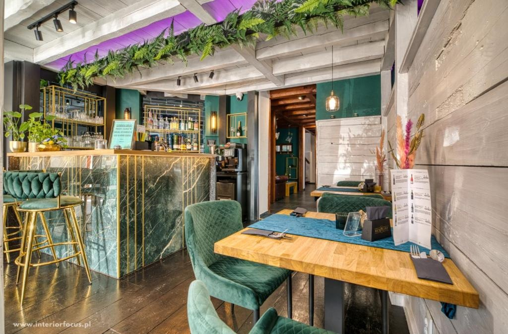 Restauracja Antresola – elegant emerald marble bar and modern dining interior
